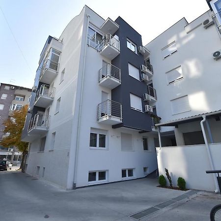 Apartment Sinisa With Garage Novi Sad Bagian luar foto